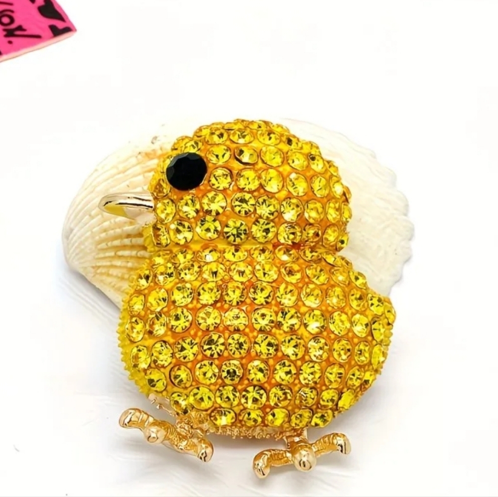 🆕️🐣 BETSEY JOHNSON RHINESTONE CHICK BROOCH / PIN - YELLOW🐣